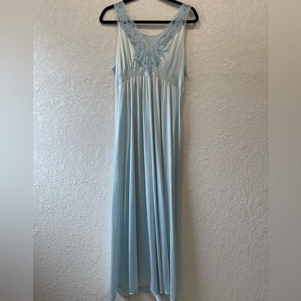 Vintage Vanity Fair size 36 nylon baby blue nightgown